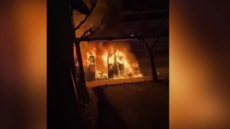 Bahçelievler’de seyir halindeki minibüs alev alev yandı