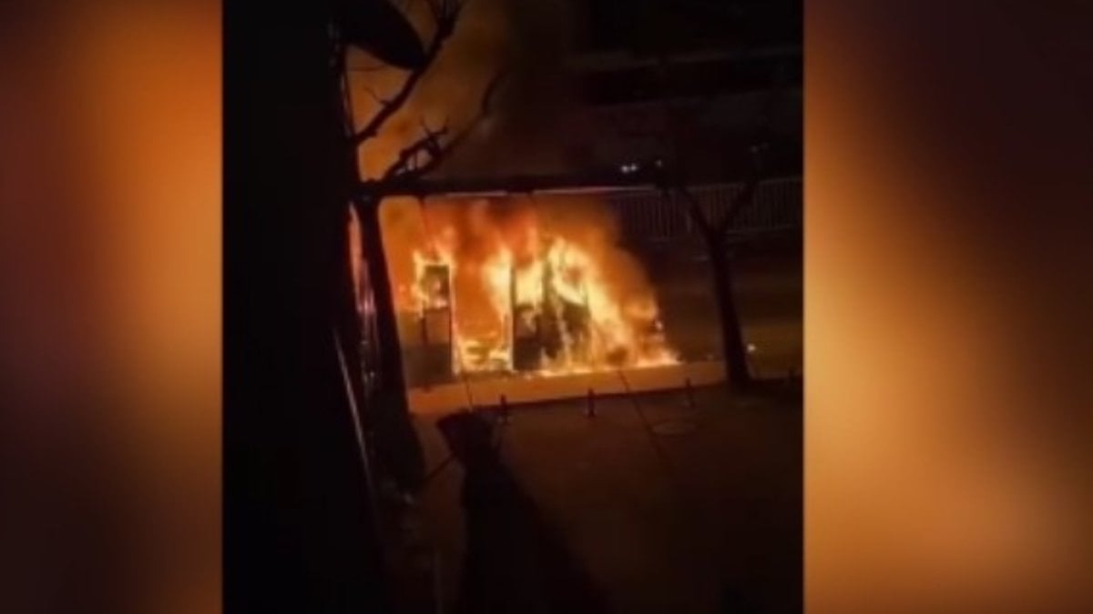 Bahçelievler’de seyir halindeki minibüs alev alev yandı