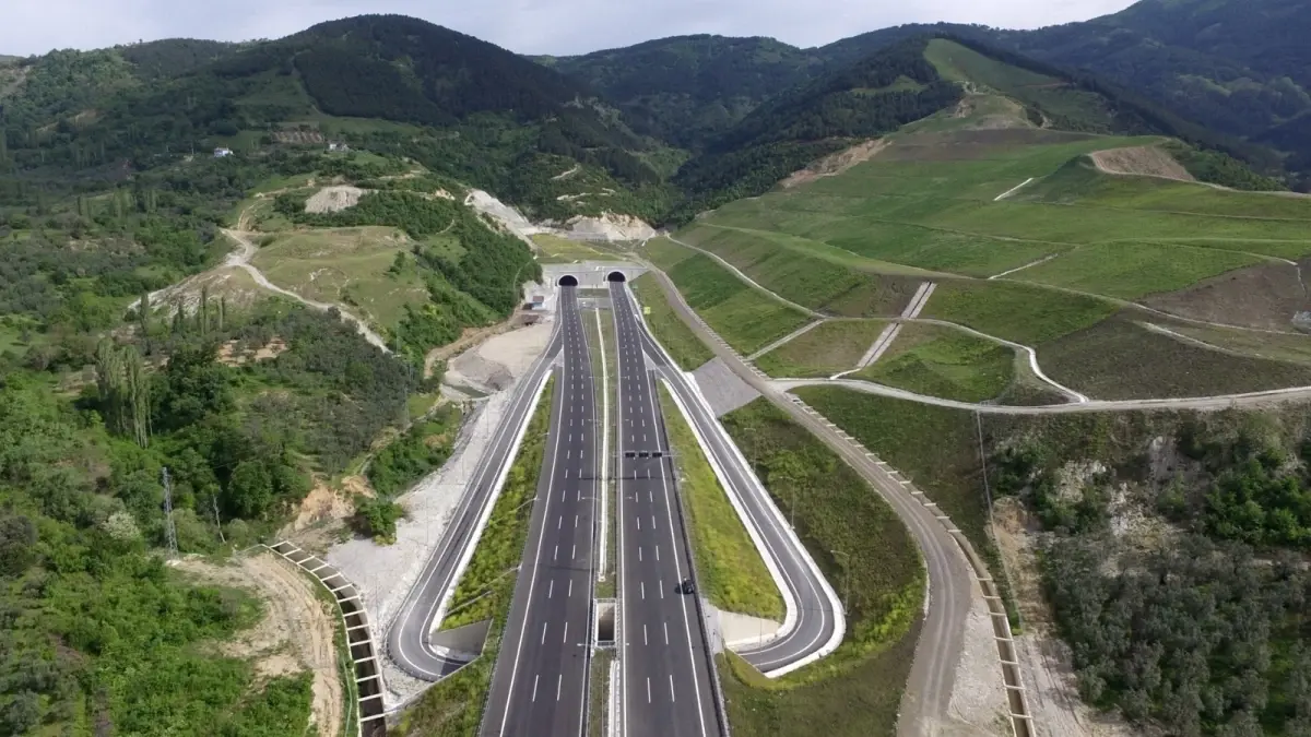Bakan Uraloğlu: Bölünmüş yol uzunluğumuz, Dünya’nın çevresinin 4’te 3’üne ulaştı