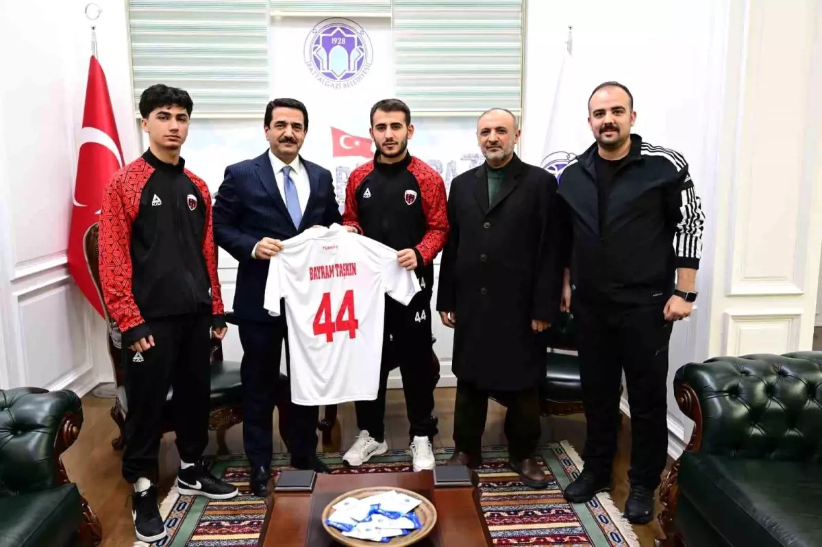 Battalgazi Belediyespor’un milli gururları Başkan Taşkın’ı ziyaret etti