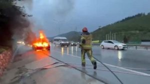 Bursa’da motor arızası veren otomobil alev alev yandı