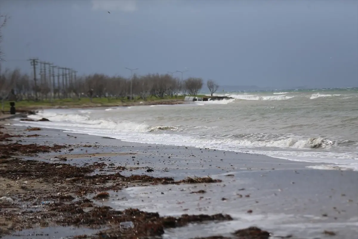 Çanakkale Boğazı’nda Fırtına, Gemi Geçişleri Durduruldu