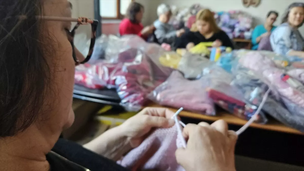 Çanakkale’de kursiyerler Gazzeli çocuklar için örüyor