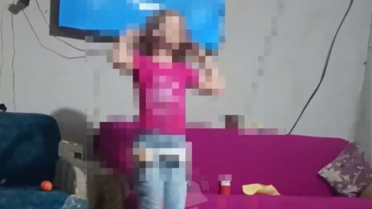 Canlı yayınında küçük kızı dans ettirerek para kazanmaya çalıştı