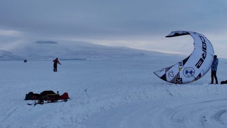 Donmuş Çıldır Gölü’nde gökyüzüyle buluşma: Paraşütle nefes kesen uçuş