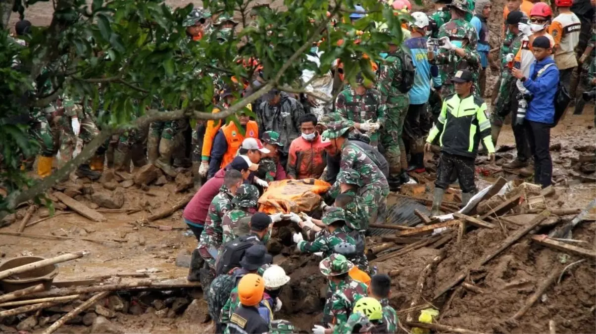 Endonezya’da Toprak Kaymaları: 53 Ölü