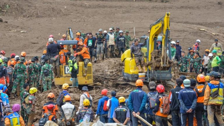 Endonezya’daki toprak kaymalarında can kaybı 53’e çıktı