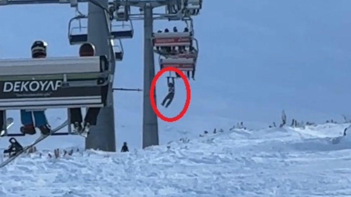 Erciyes’te telesiyejde tehlikeli anlar: Snowboardunu almak isterken askıda kaldı