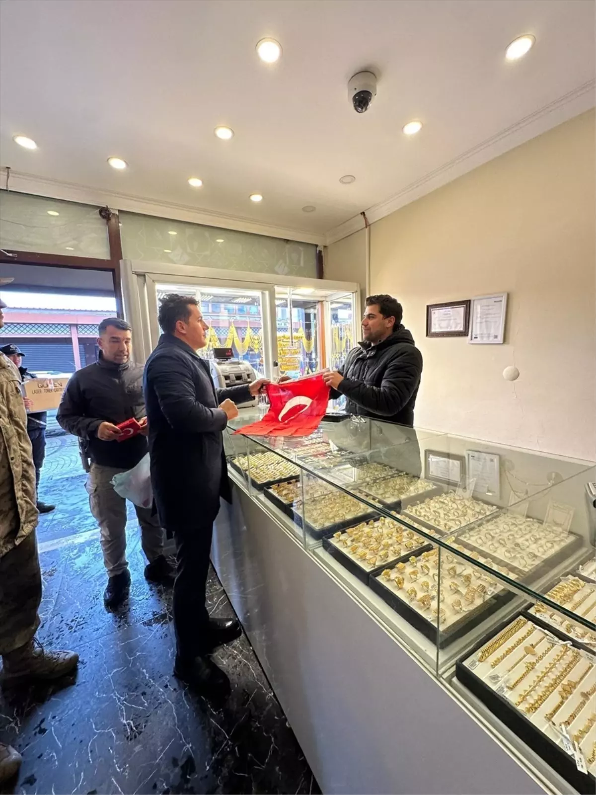 Eruh’ta Esnafa Türk Bayrağı Dağıtıldı