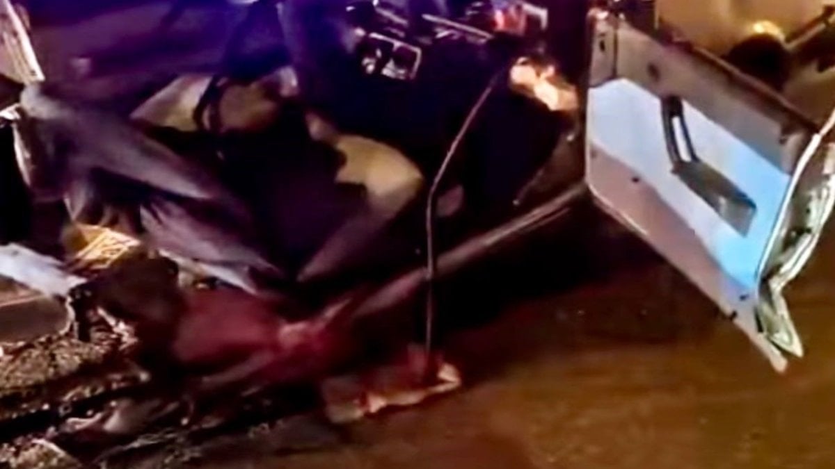 Erzincan’da kazada otomobil ikiye bölündü