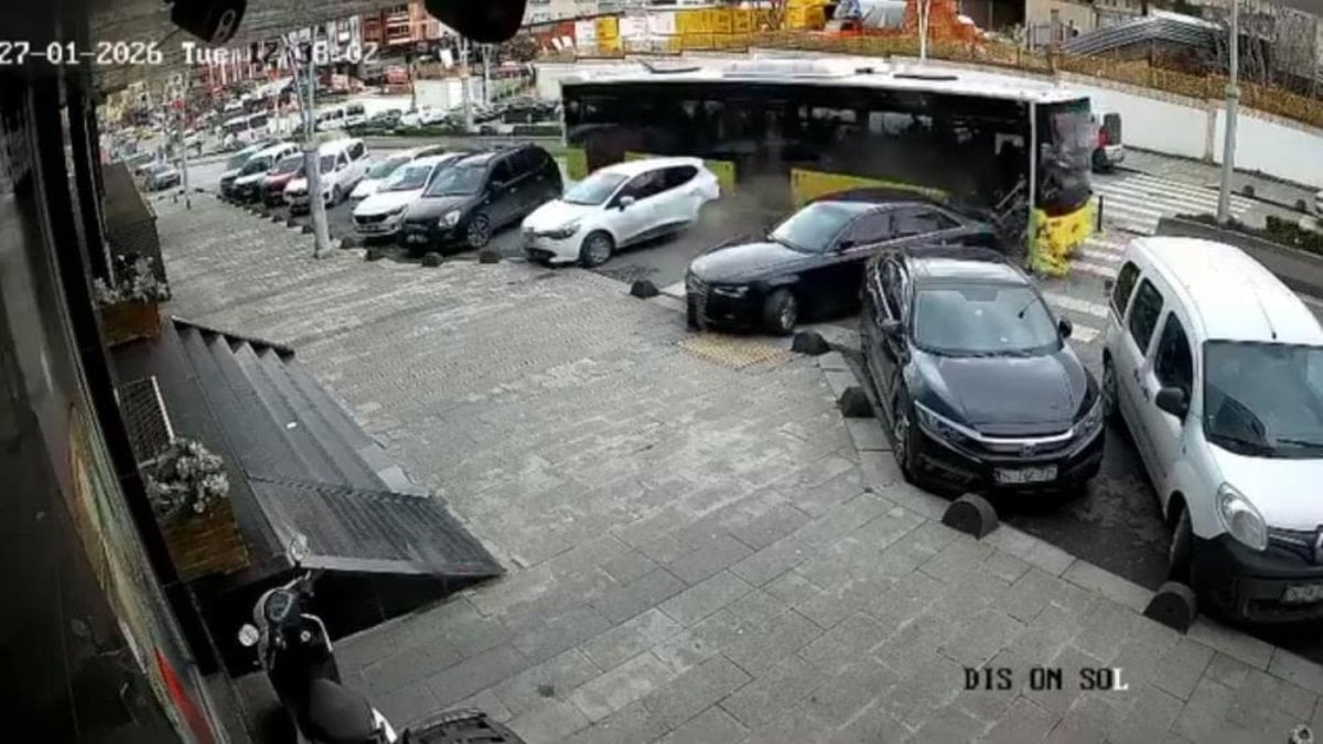 Esenler’de İETT otobüsü park halindeki araçlara çarptı