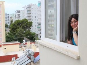 Güneşe çıkamayan kadın su ile temas kurdu