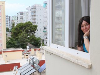 Güneşe çıkamayan kadın su ile temas kurdu