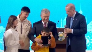 Hatay’da, Özbekistan’ın desteği ile kurulan deprem konutlarının anahtar teslimi yapıldı