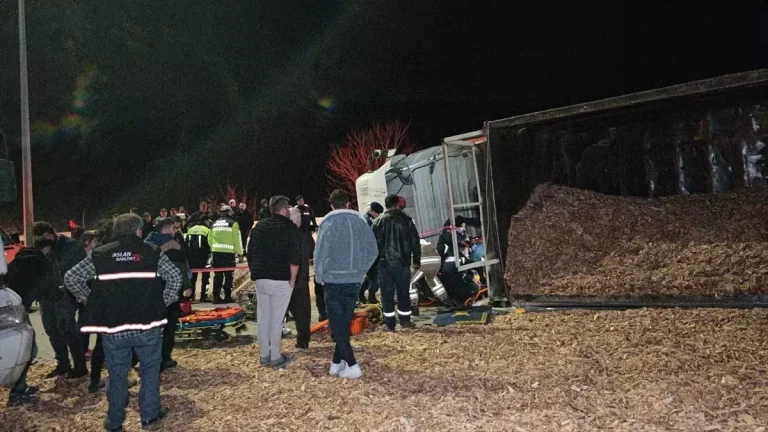 İnegöl’de Tır Devrildi: Sürücü Hayatını Kaybetti