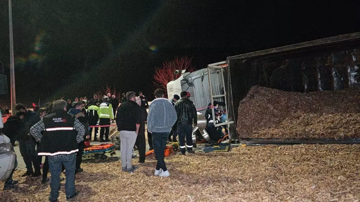 İnegöl’de Tır Devrildi: Sürücü Hayatını Kaybetti