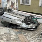 Kağıthane’de büyük tehlike atlatıldı: Doğalgaz kutusuna çarpan otomobil takla attı