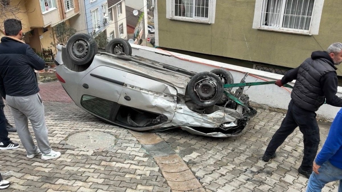 Kağıthane’de büyük tehlike atlatıldı: Doğalgaz kutusuna çarpan otomobil takla attı