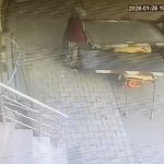 Kocaeli’de güpegündüz hırsızlık: İki kadın dev panelleri çekçeke yükleyip götürdü