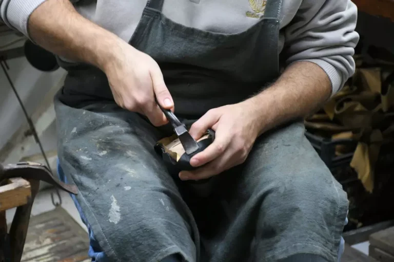 Körüklü çizme ustası, mesleğini oğluyla birlikte yaşatıyor