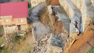 Rize’de istinat duvarı çöktü: 2 ev boşaltıldı