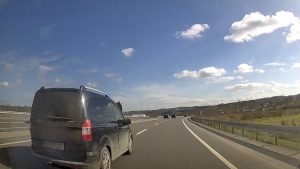 Sakarya’da trafikte tehlikeli anlar: Şerit ihlali facianın eşiğine getirdi