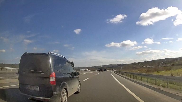 Sakarya’da trafikte tehlikeli anlar: Şerit ihlali facianın eşiğine getirdi
