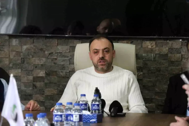 Sakaryaspor’da 8 transfer, 18 icra dosyası kapatıldı