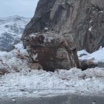 Şırnak’ta dağdan kopan dev kaya, yolu kapattı