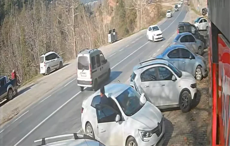 Tarsus’ta Hafif Ticari Araç Devrildi