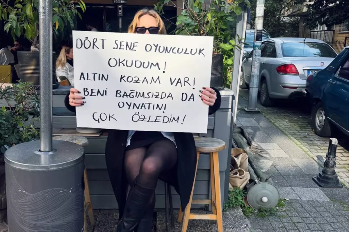 Ünlü oyuncu çareyi pankart açmakta buldu: Dört sene okudum, Altın Koza’m var