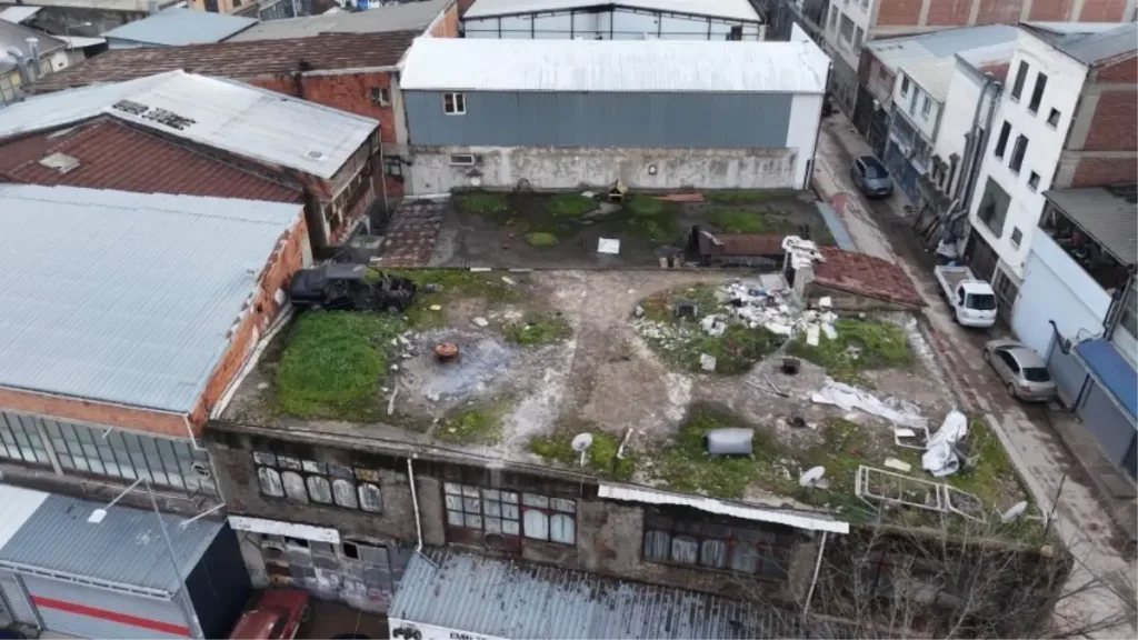 20 Yıldır Çatıda Bekleyen Otomobil Bulundu