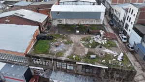 20 Yıldır Çatıda Bekleyen Otomobil Bulundu