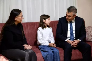 6 ŞUBAT DEPREMLERİNİN ÜÇÜNCÜ YILI – Enkazdan 72 saat sonra anne kucağında çıkan Hazal’ın umre hayali gerçek oluyor