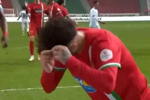 7-0’lık maça damga vuran an! Amedsporlu futbolcu da saçlarını ördü