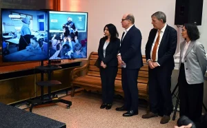 AB Komisyonu Üyesi: İsrail Sivilleri Öldürmeyi Bırakmalı