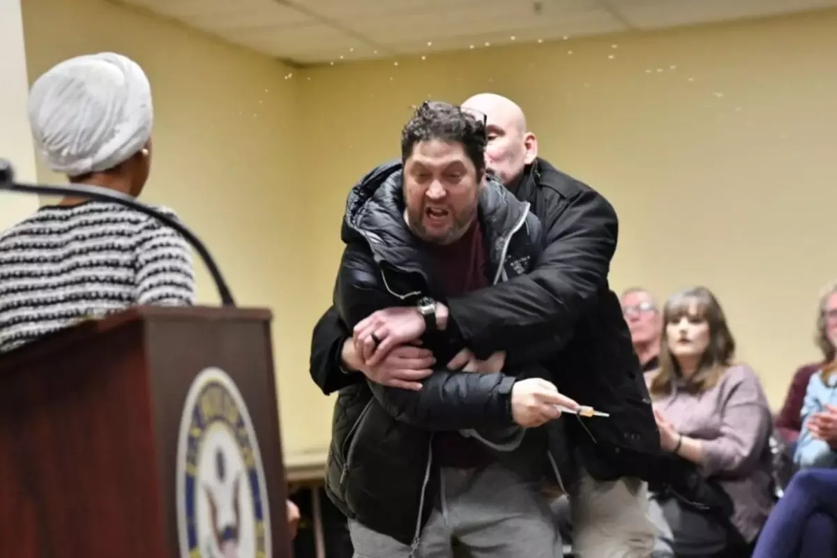 ABD’li siyasetçiye elma sirkesiyle saldıran kişi hakim karşısına çıkacak