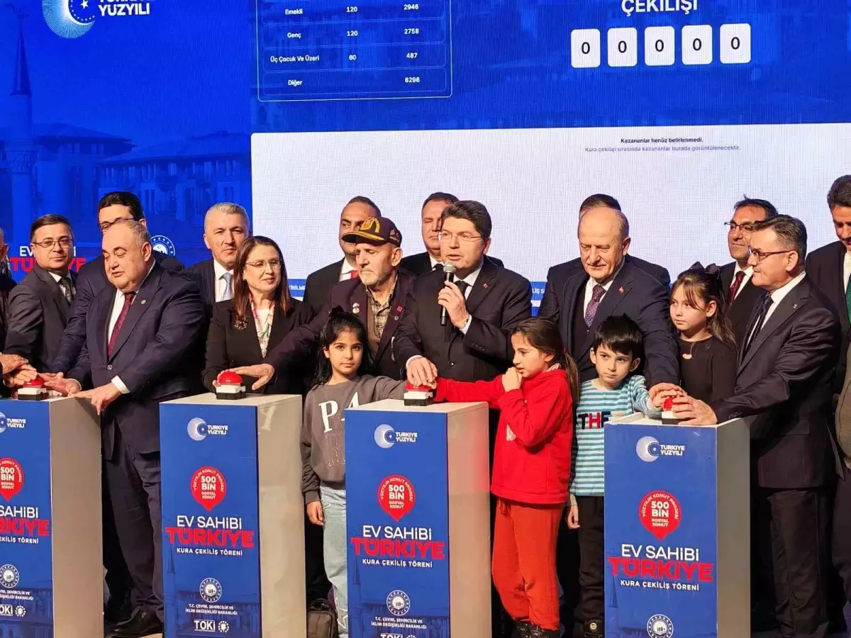 Adalet Bakanı Yılmaz Tunç, memleketinde TOKİ kurasına katıldı