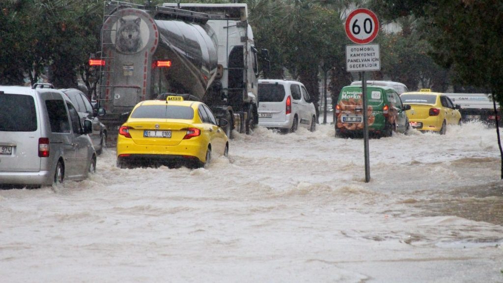 Adana sağanak yağış etkili oluyor