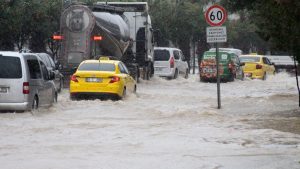 Adana sağanak yağış etkili oluyor
