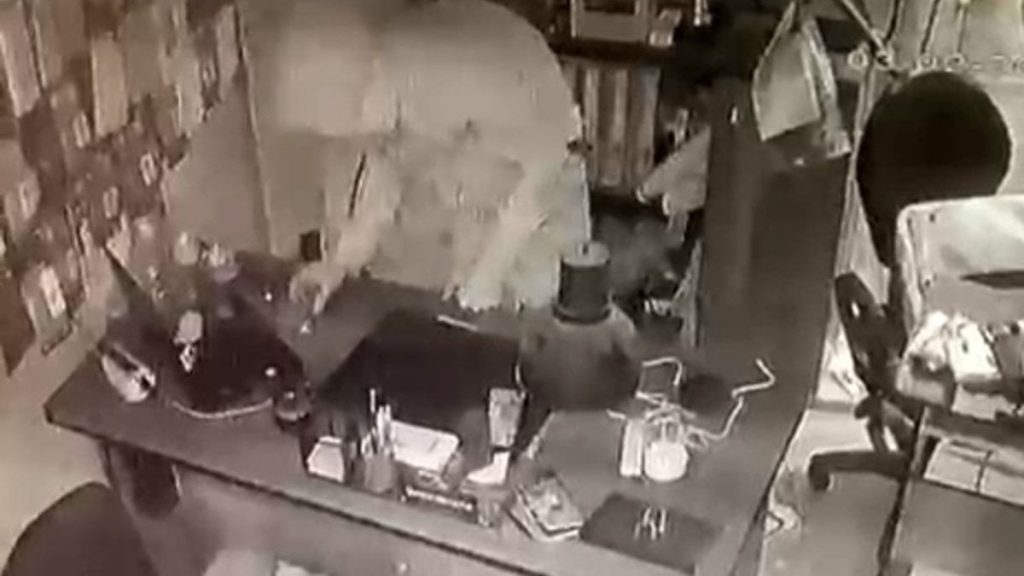 Adana’da ‘kedi bile zor girer’ denilen pencereden girdi: Telefonları çalıp kaçtı