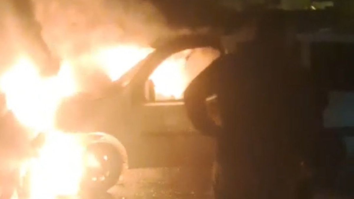 Adana’da park halindeki otomobil alev alev yandı