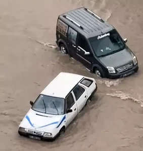 Adana’da Sağanak: Cadde Sular Altında