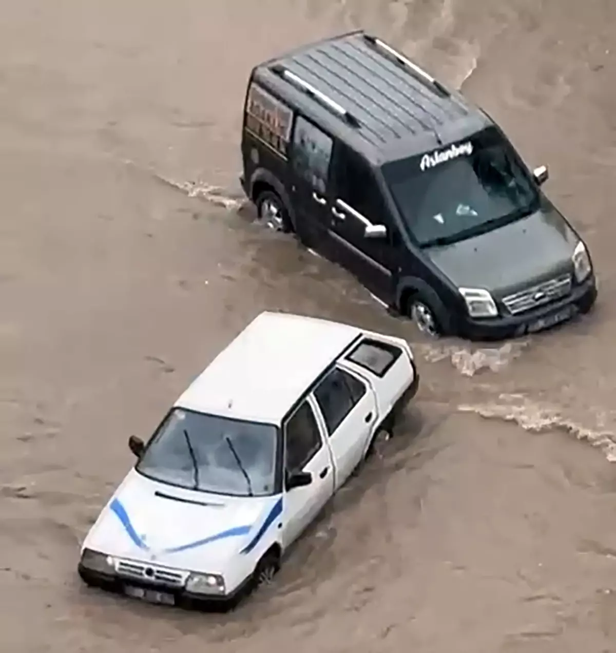 Adana’da Sağanak: Cadde Sular Altında