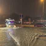 Adana’da sağanak hayatı olumsuz etkiledi: Yollar göle döndü