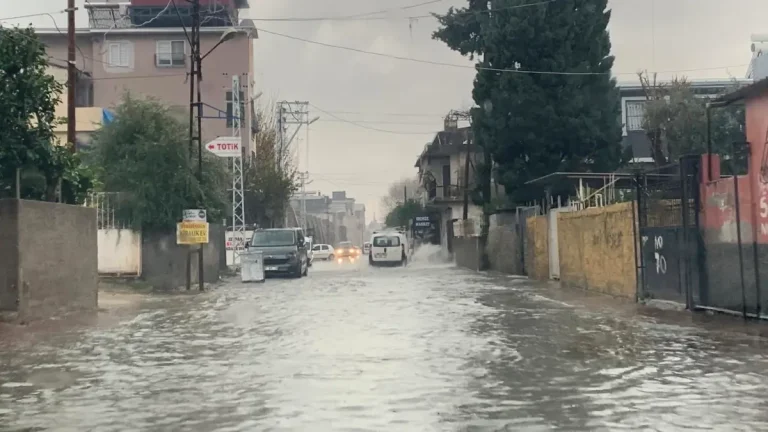 Adana’da Şiddetli Yağışlar Su Baskınlarına Neden Oldu