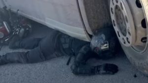 Adana’da tırın altında kalan kurye o anları anlattı