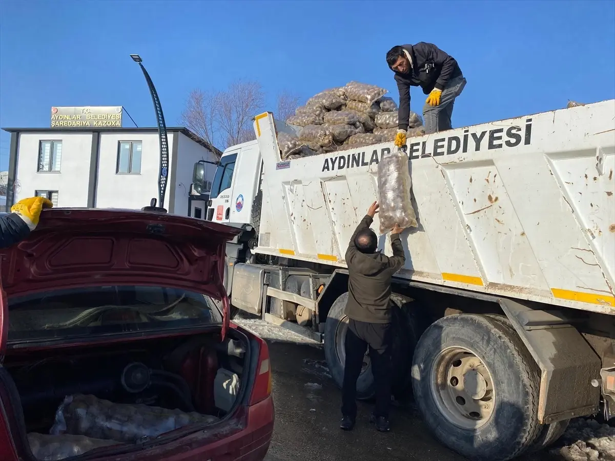 Adilcevaz’da İhtiyaç Sahiplerine Patates Dağıtıldı