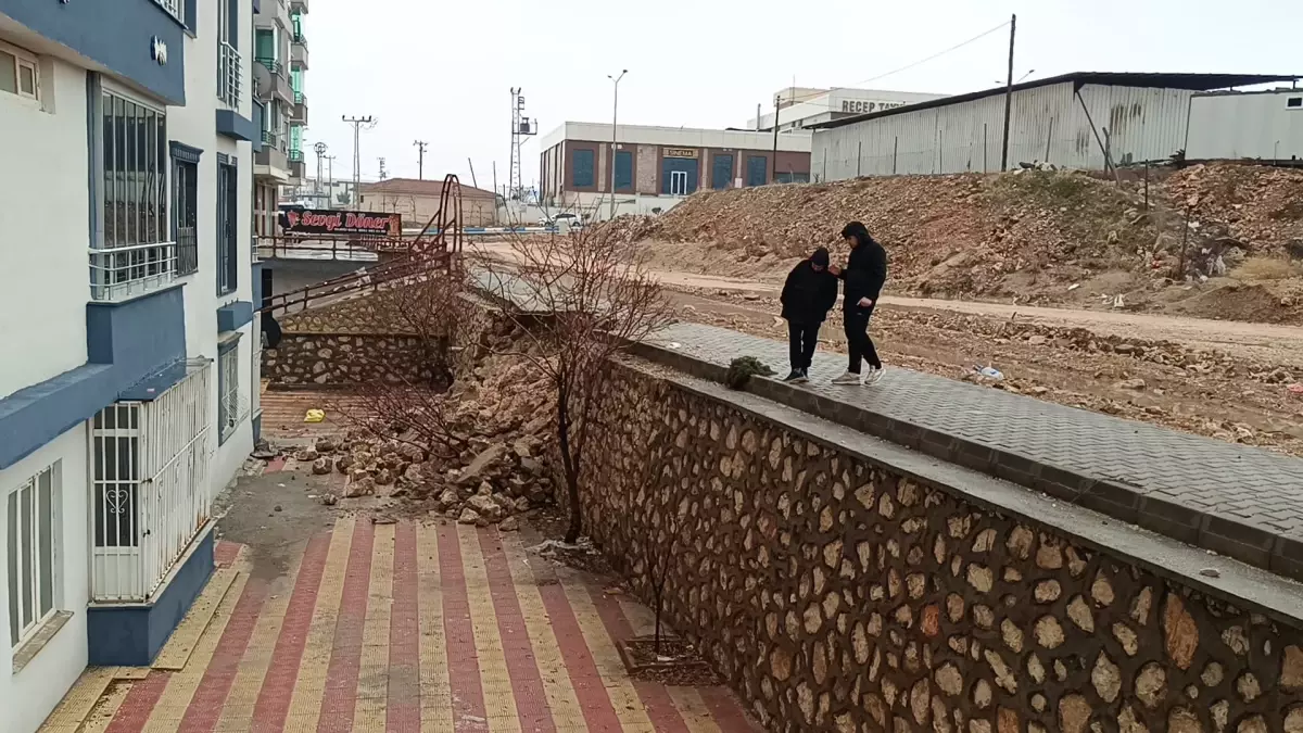 Adıyaman’da Sağanak Yağış Sonrası İstinat Duvarı Çöktü