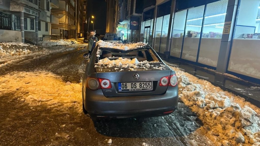 Ağrı’da çatıda düşen buz kütleleri araçlara zarar verdi